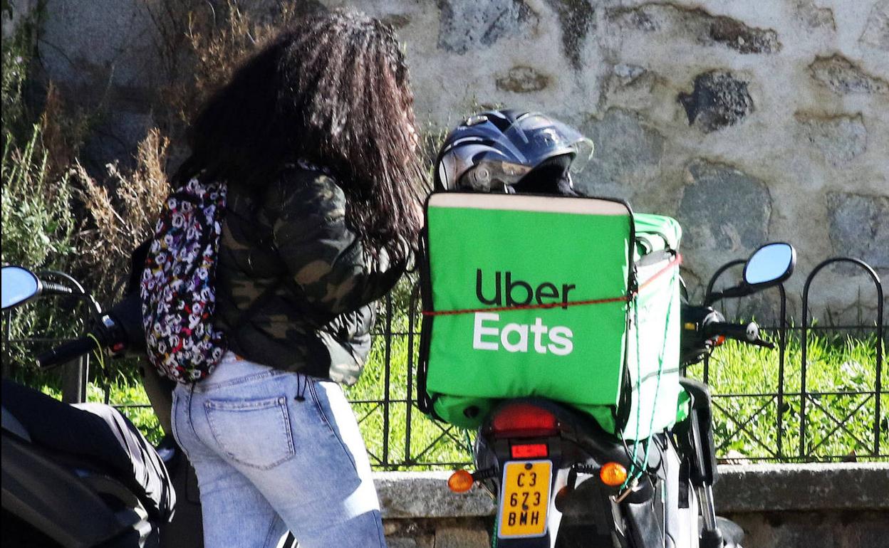 Una moto de un servicio de reparto de comida a domicilio en las inmediaciones del Acueducto de Segovia. 