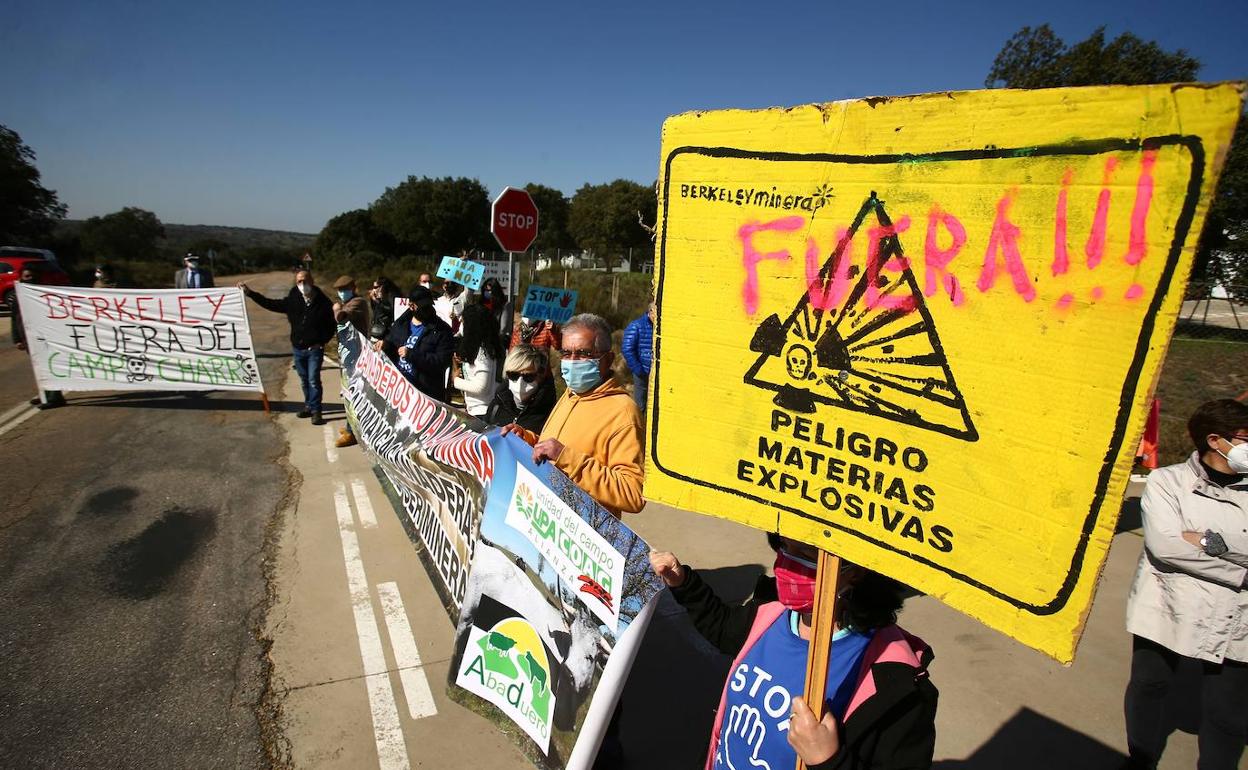 La Plataforma Stop Uranio convoca una concentración en las oficinas que la empresa Berkeley Minera España tiene en Retortillo. 