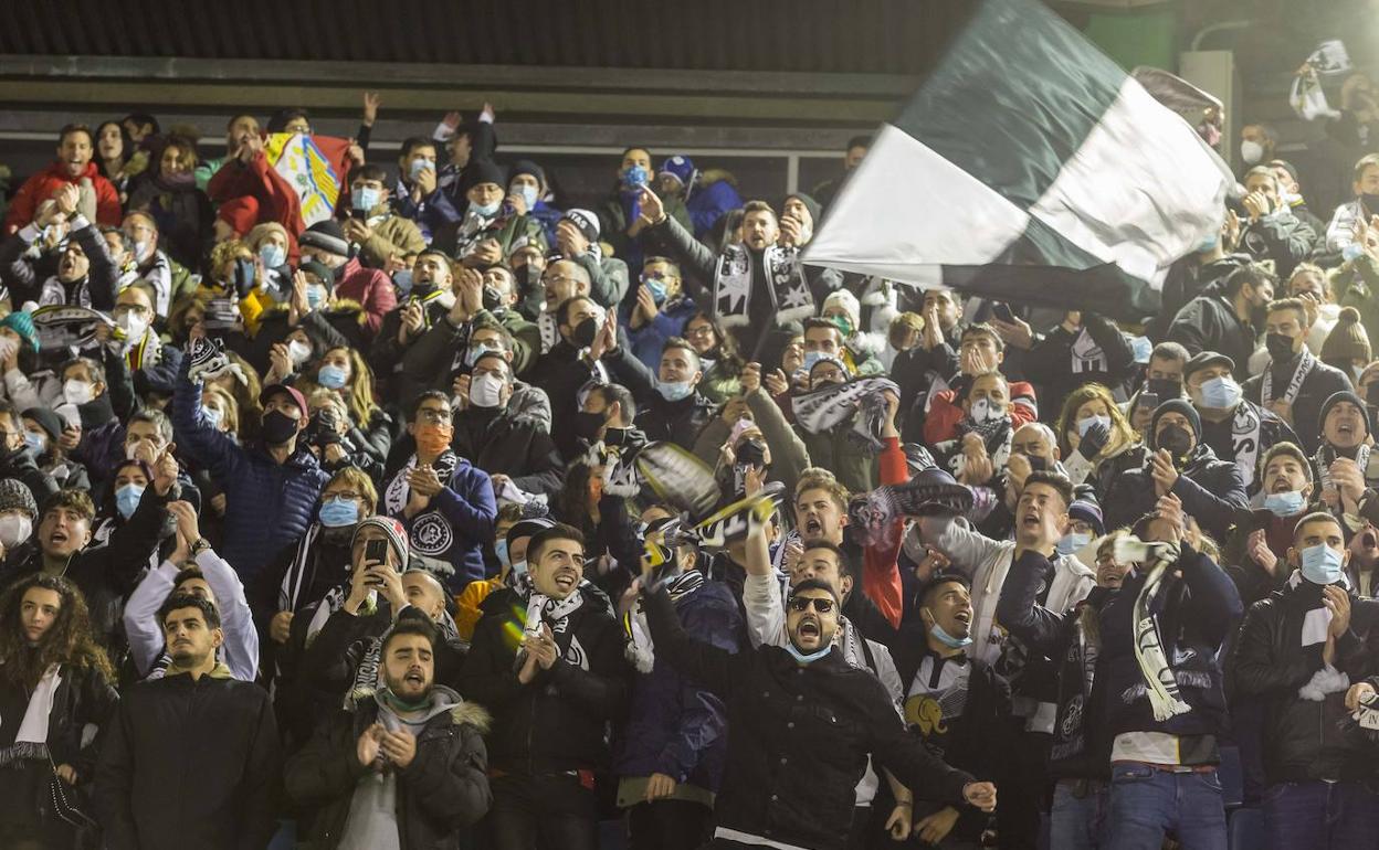 Seguidores de Unionistas en El Sardinero ante el Racing. 