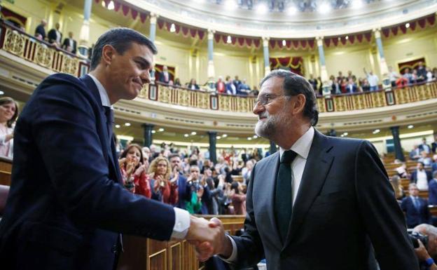 Pedro Sánchez recibe la felicitación de Mariano Rajoy tras vencerle en la moción de censura que le presentó en 2018.