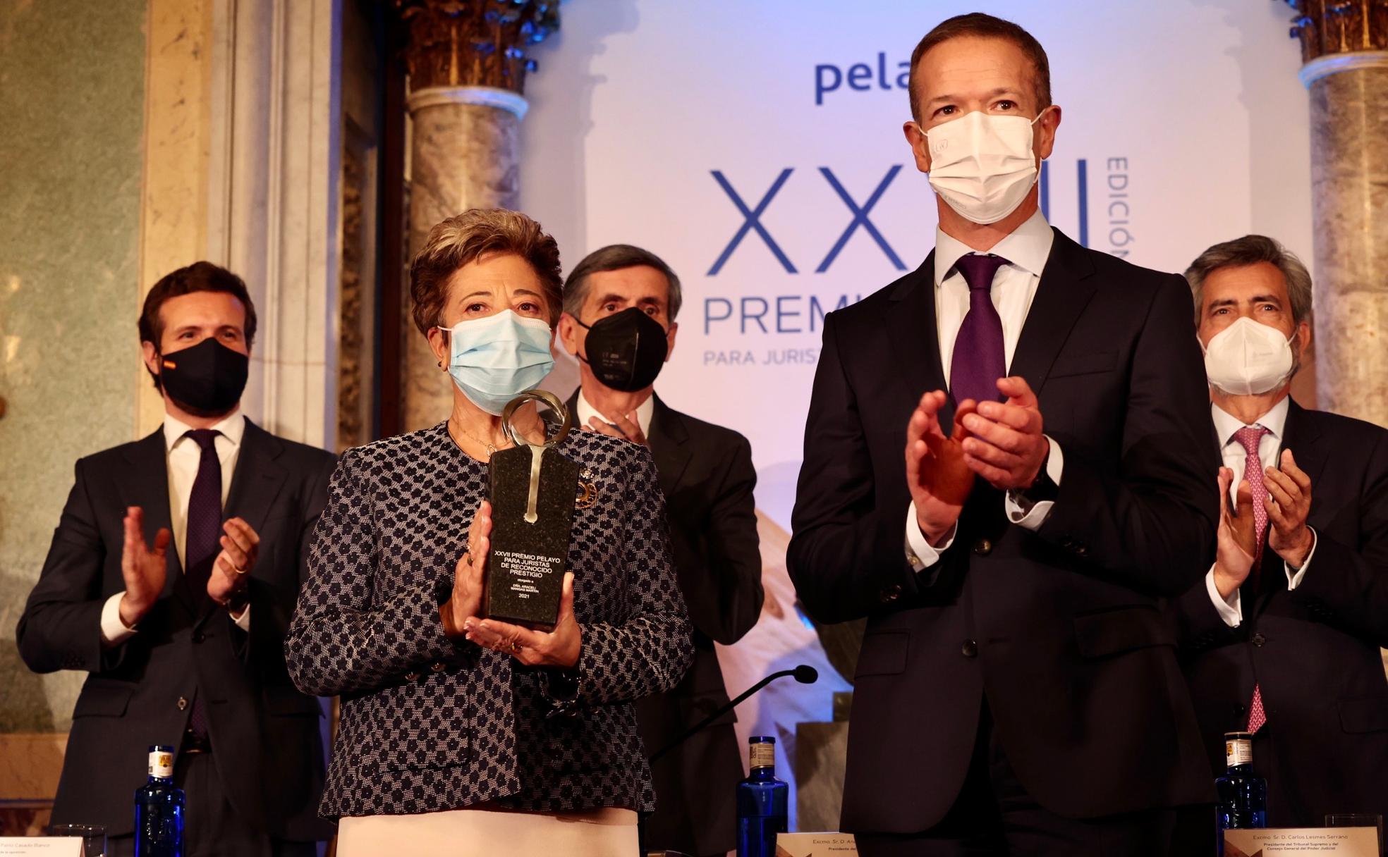 Araceli Mangas recogió el Premio Pelayo el pasado jueves. 