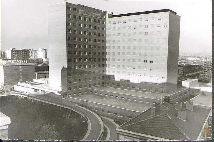 Una semana antes de expirar dicho plazo se hizo pública la designación, para el primer puesto, del doctor José Antonio Hernández Hernández, médico de zona en Gijón que había dirigido la Residencia de Nuestra Señora de Covadonga además de impulsar un ambulatorio en Alcañiz y el Centro de Parapléjicos de Toledo. El puesto de administrador lo ocupó Gabriel Martín Parro.