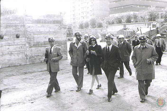 Periodistas y autoridades durante una visita a las obras del nuevo hospital. 