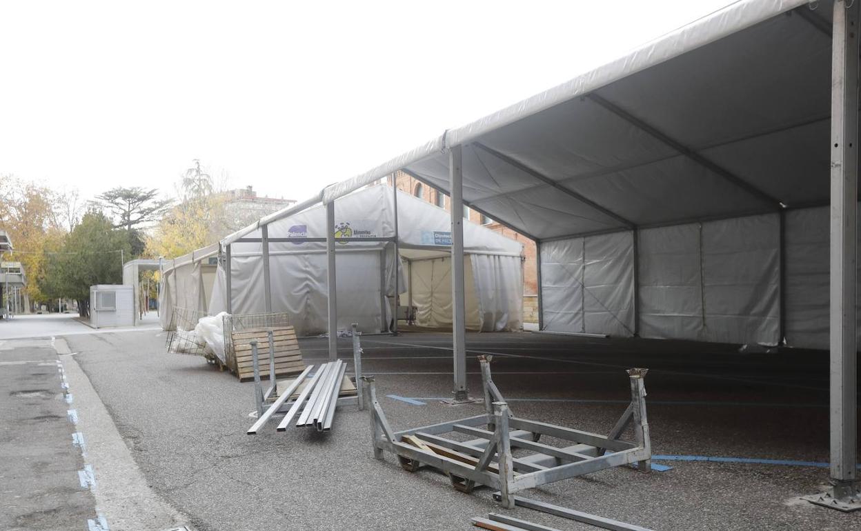 Carpa montada ayer al lado de la ya instalada en el aparcamiento de centro de salud de La Puebla.