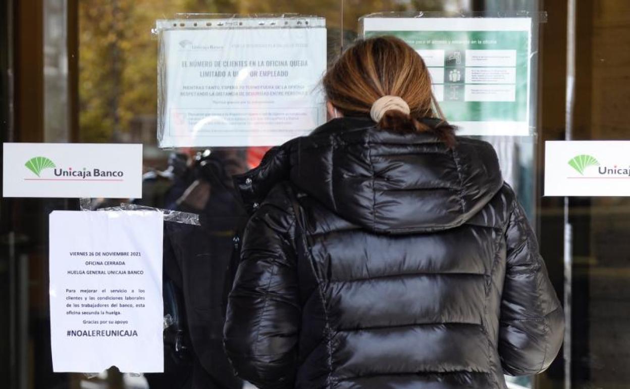 Una sucursal cerrada en la huelga del pasado martes.