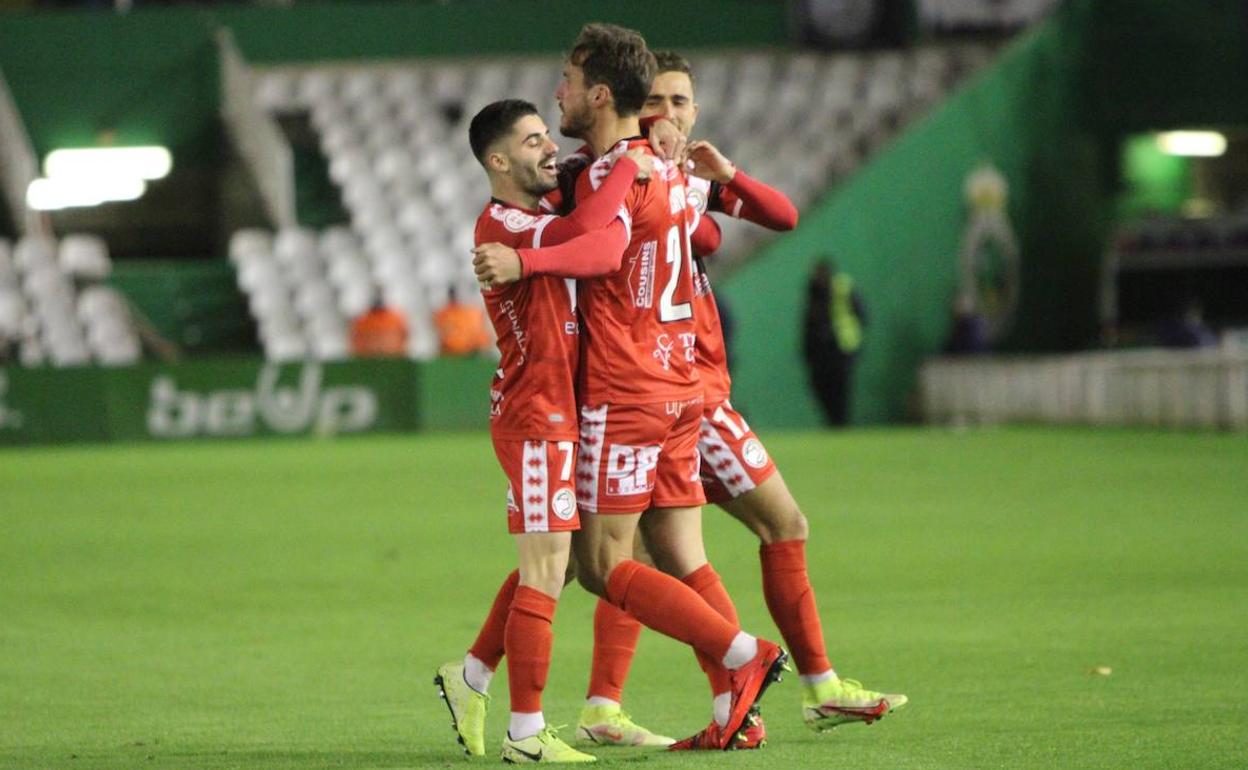 Pablo Espina celebra el gol ante el Racing con sus compañeros. 