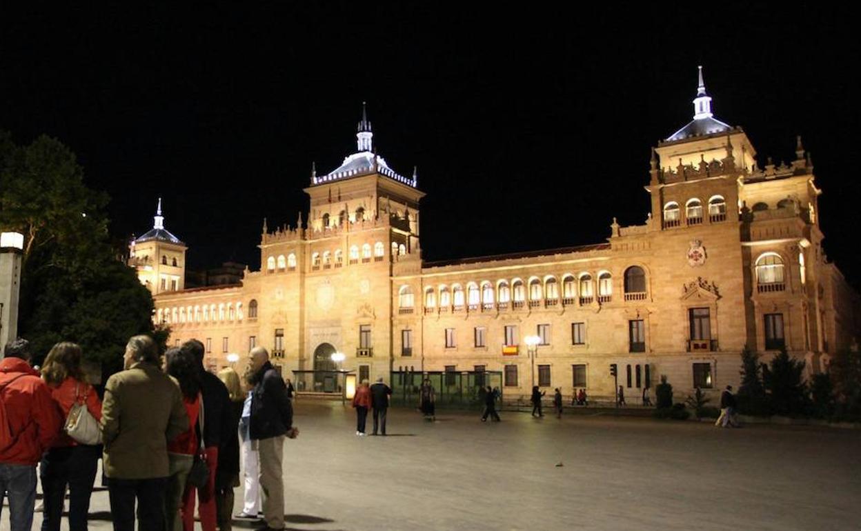 Un grupo de turistas en la ruta nocturna Rios de Luz. 