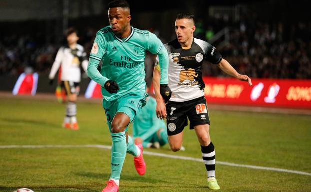 Piojo persigue a Vinicius en la eliminatoria ante el Real Madrid. 