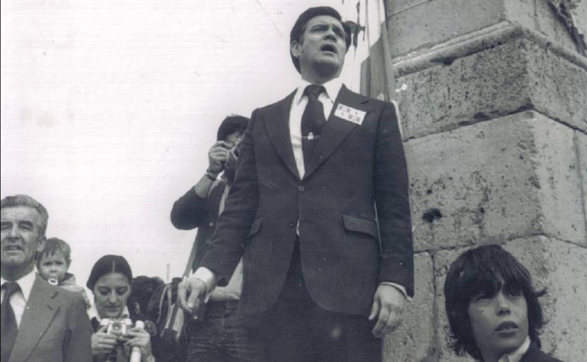 El presidente del Consejo General de Castilla y León, Juan Manuel Reol Tejada, en el monolito de Villalar el 23 de abril de 1979.