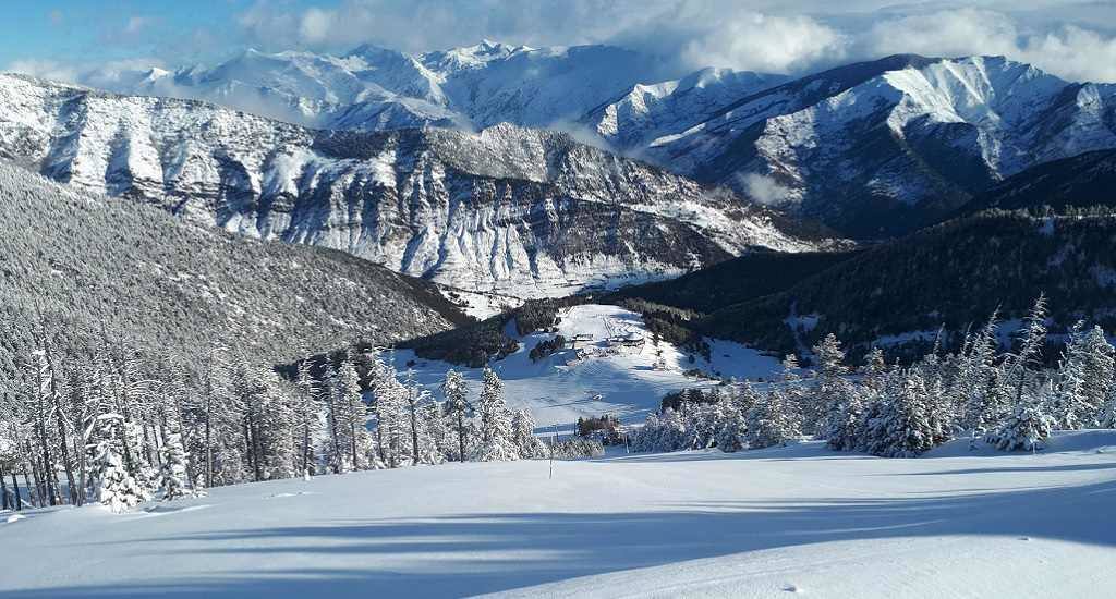 Espot Esquí, Lleida | Esta estación de esquí está situada en el corazón de los Pirineos. Espot Esquí dispone de una ubicación inmejorable, siendo la única estación cerca del Parque Nacional de Aigüestortes y Estany de Sant Maurici, pudiendo así presumir de estar en un entorno con muchísimo encanto. 