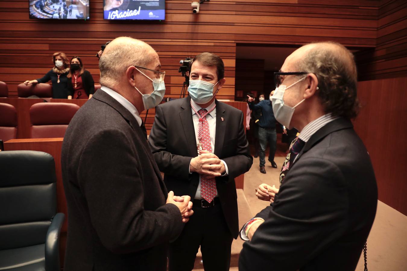 Fotos: Entrega de la Medalla de Oro de las Cortes a los sanitarios y sociosanitarios por su labor durante la pandemia
