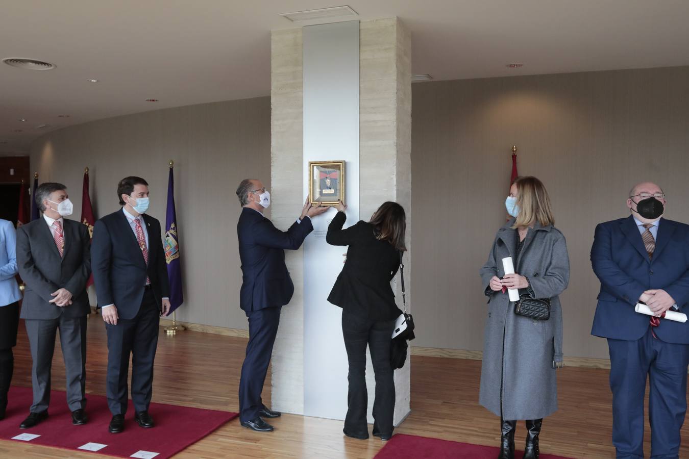Fotos: Entrega de la Medalla de Oro de las Cortes a los sanitarios y sociosanitarios por su labor durante la pandemia