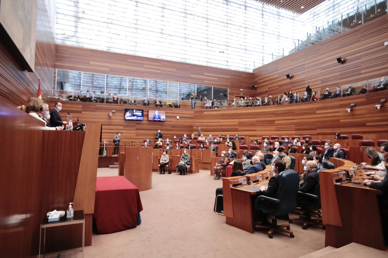 Fotos: Entrega de la Medalla de Oro de las Cortes a los sanitarios y sociosanitarios por su labor durante la pandemia