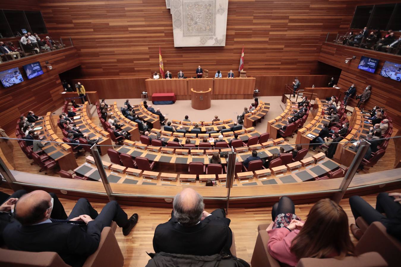 Fotos: Entrega de la Medalla de Oro de las Cortes a los sanitarios y sociosanitarios por su labor durante la pandemia