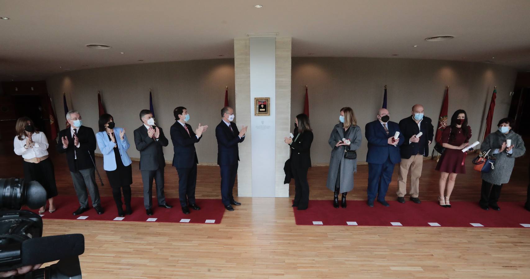 Fotos: Entrega de la Medalla de Oro de las Cortes a los sanitarios y sociosanitarios por su labor durante la pandemia
