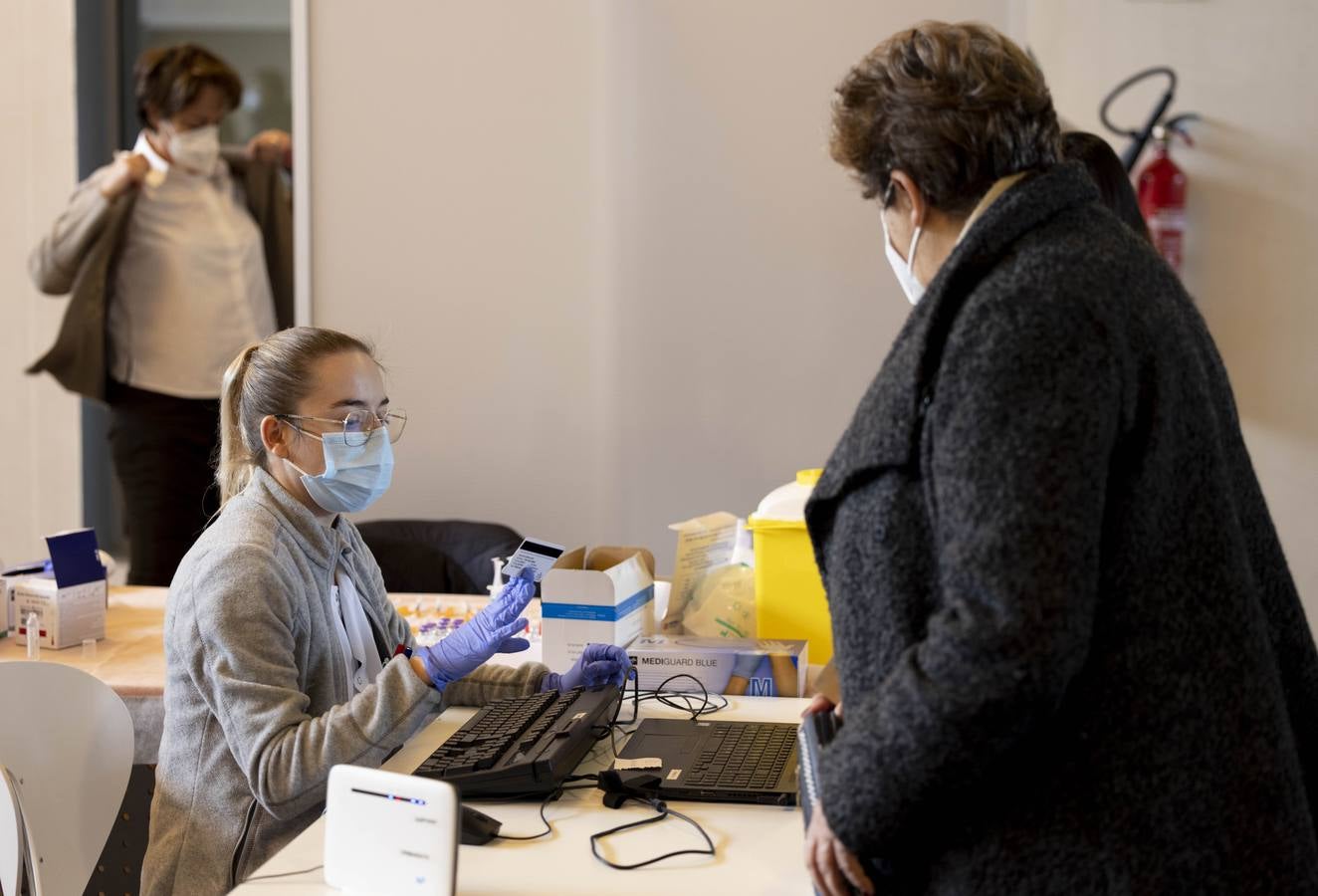 Fotos: Tercera dosis de la vacuna contra la covid-19 en el Centro Cultural Miguel Delibes de Valladolid