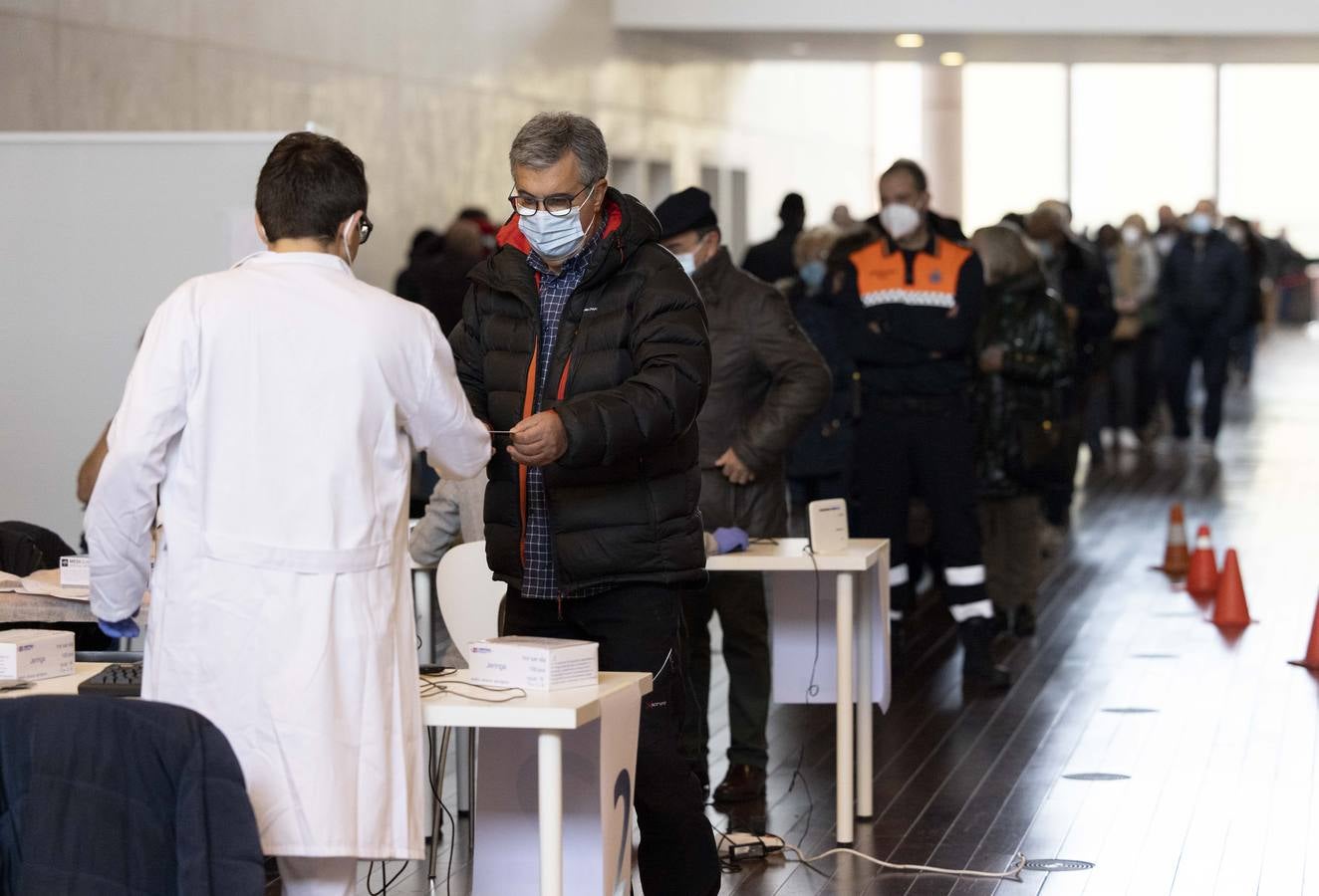 Fotos: Tercera dosis de la vacuna contra la covid-19 en el Centro Cultural Miguel Delibes de Valladolid