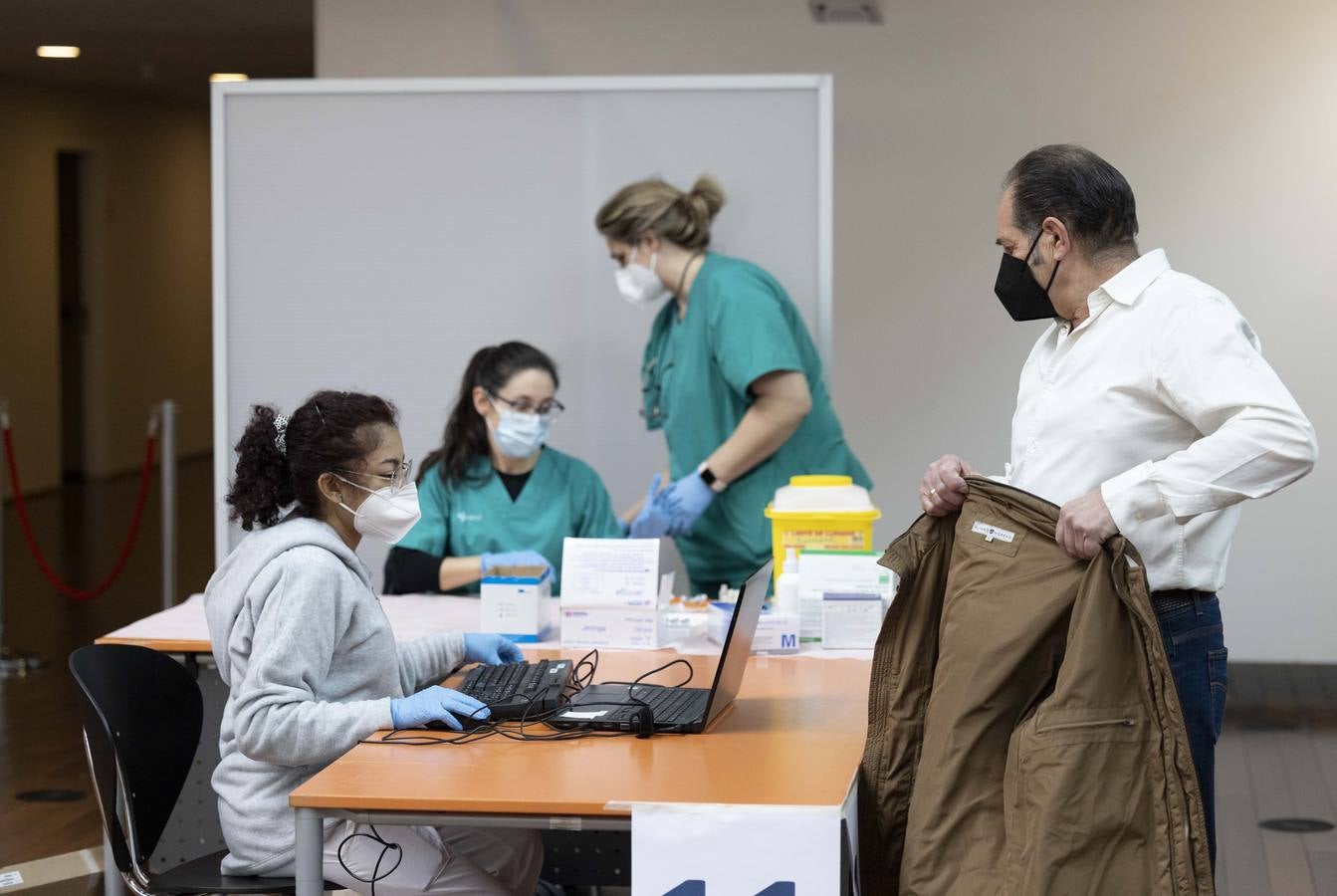 Fotos: Tercera dosis de la vacuna contra la covid-19 en el Centro Cultural Miguel Delibes de Valladolid