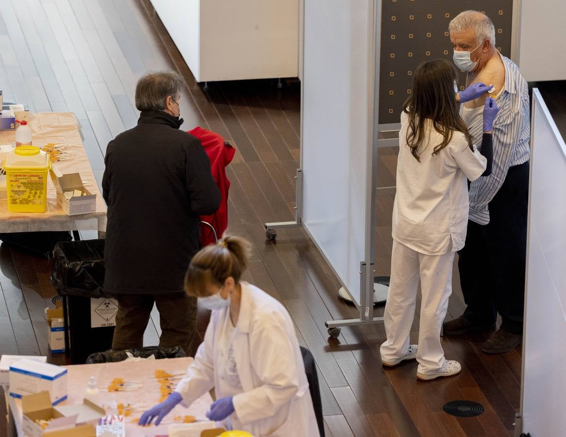 Fotos: Tercera dosis de la vacuna contra la covid-19 en el Centro Cultural Miguel Delibes de Valladolid