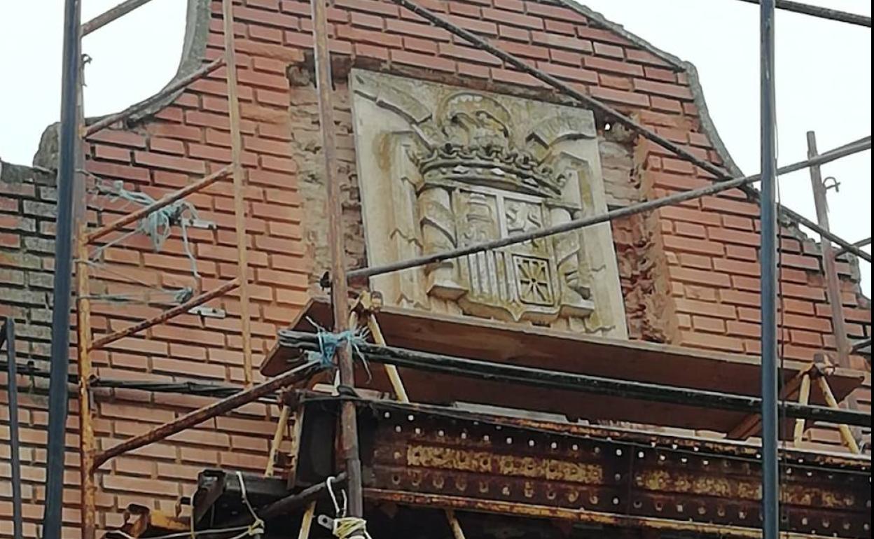 Retirada del escudo de la fachada del Ayuntamiento. 