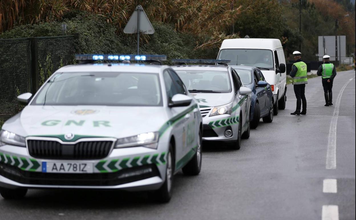 Controles de la Policía portuguesa en las inmediaciones de la frontera española.