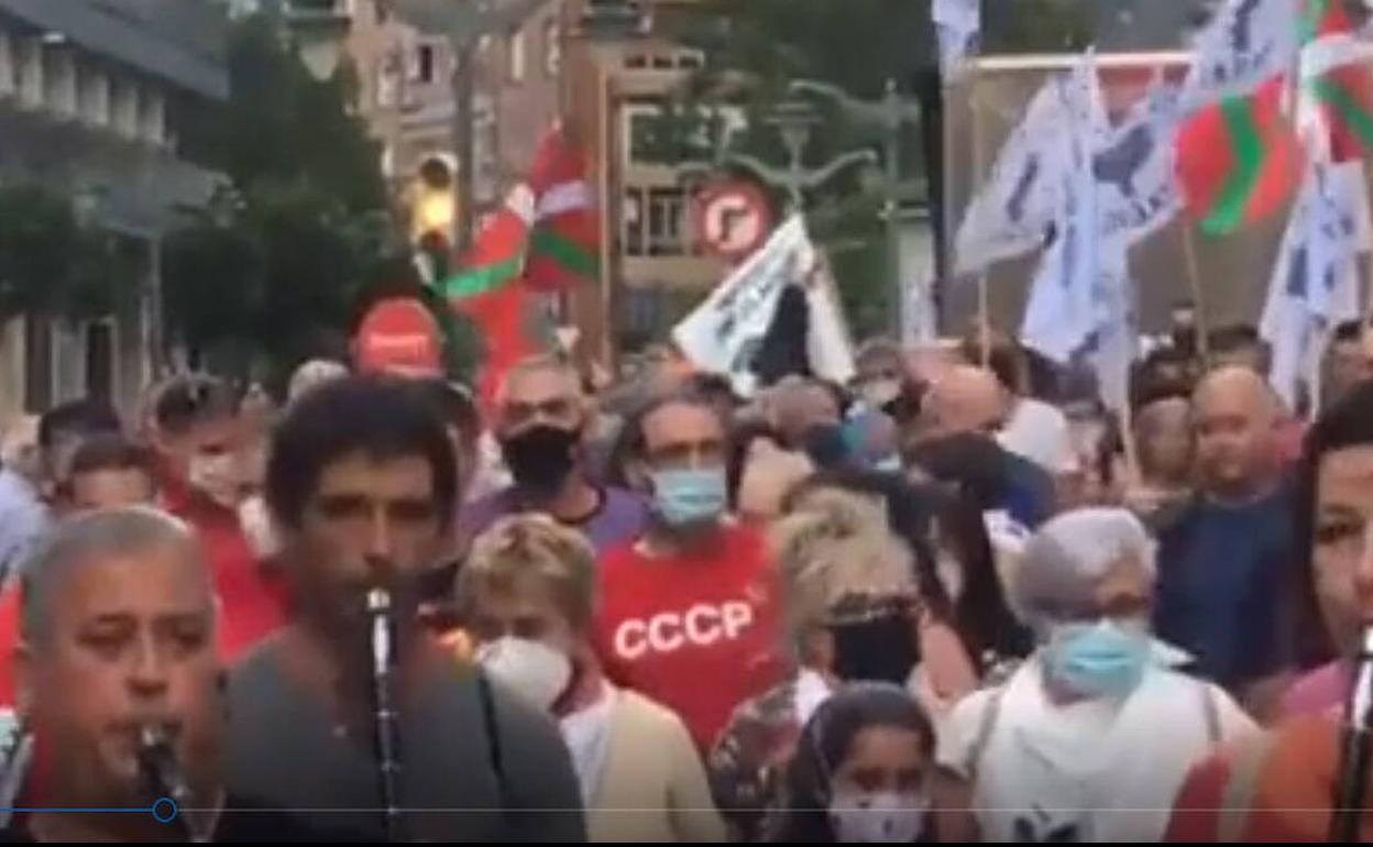 Homernaje al preso de ETA Agustín Almaraz a su llegada a Santutxu.