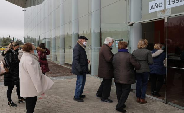 Comienza la administración de la tercera dosis de la vacuna contra la covid-19 en el Miguel Delibes