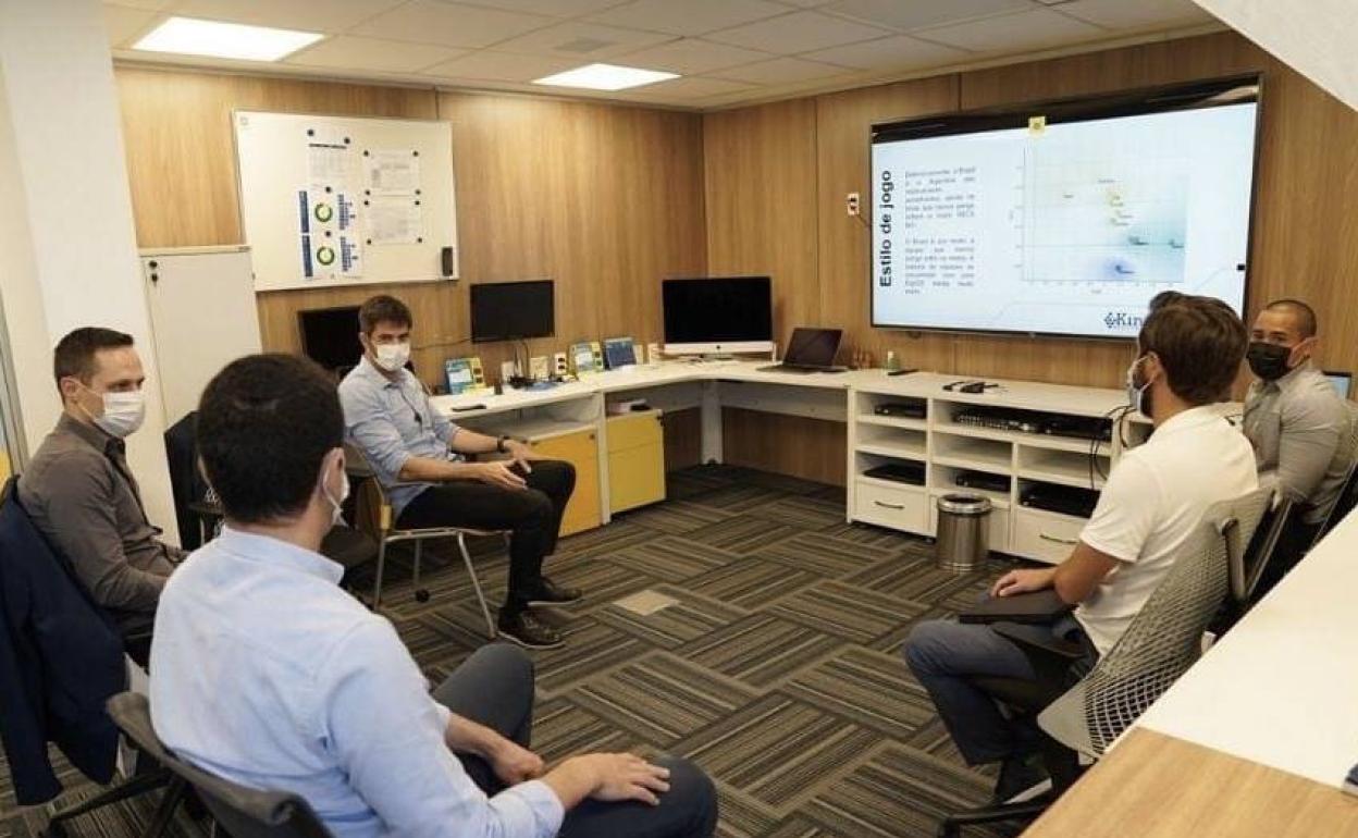 Responsables de Kin Analytics, durante una sesión de trabajo para la selección de Brasil.