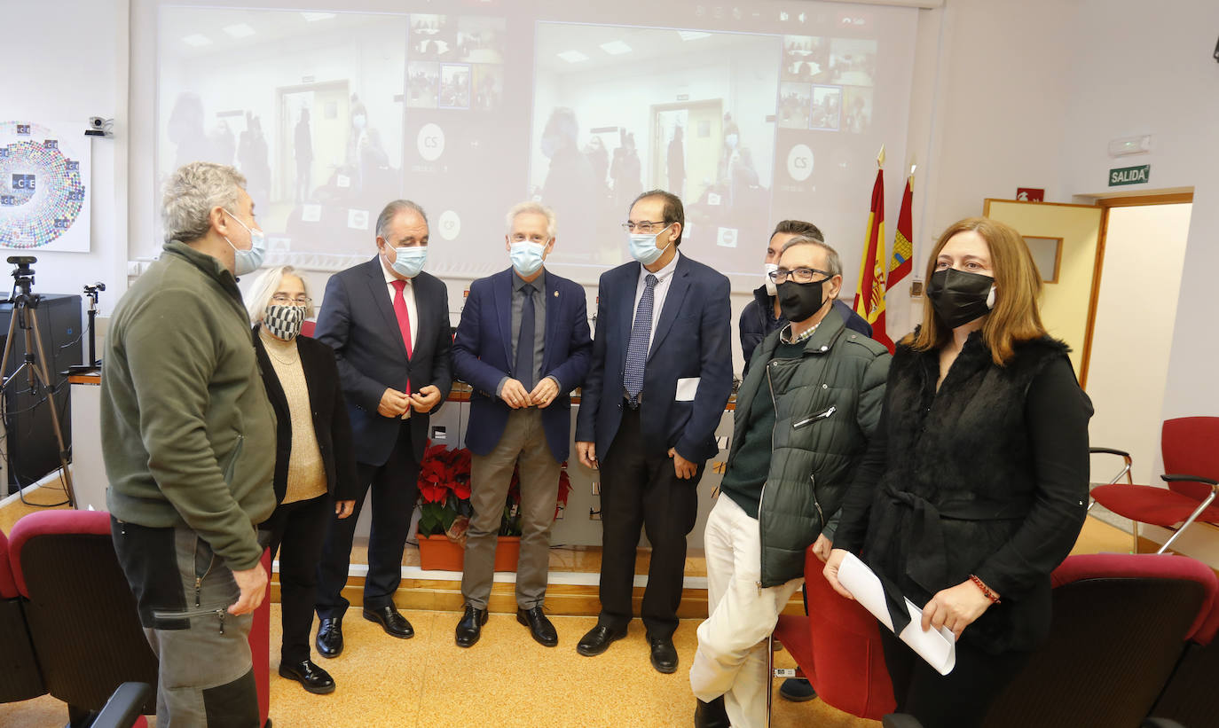 Los profesores honoríficos de Palencia, con los representantes de la Junta de Castilla y León, este jueves en el CFIE. 
