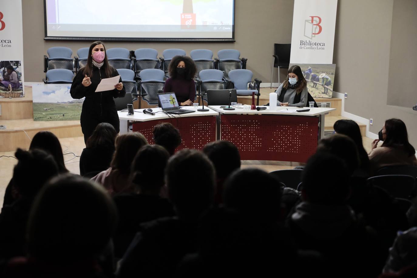 Momentos del encuentro en la Biblioteca de Castilla y León.