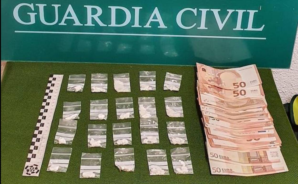Papelinas de cocaína y el dinero incautado por la Guardia Civil de Segovia. 