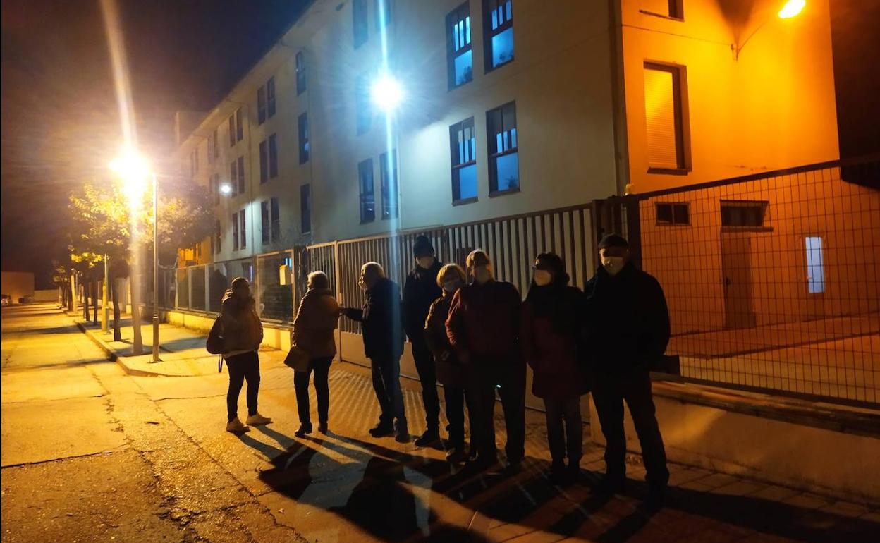 Familiares de usuarios, en la puerta de la residencia. 