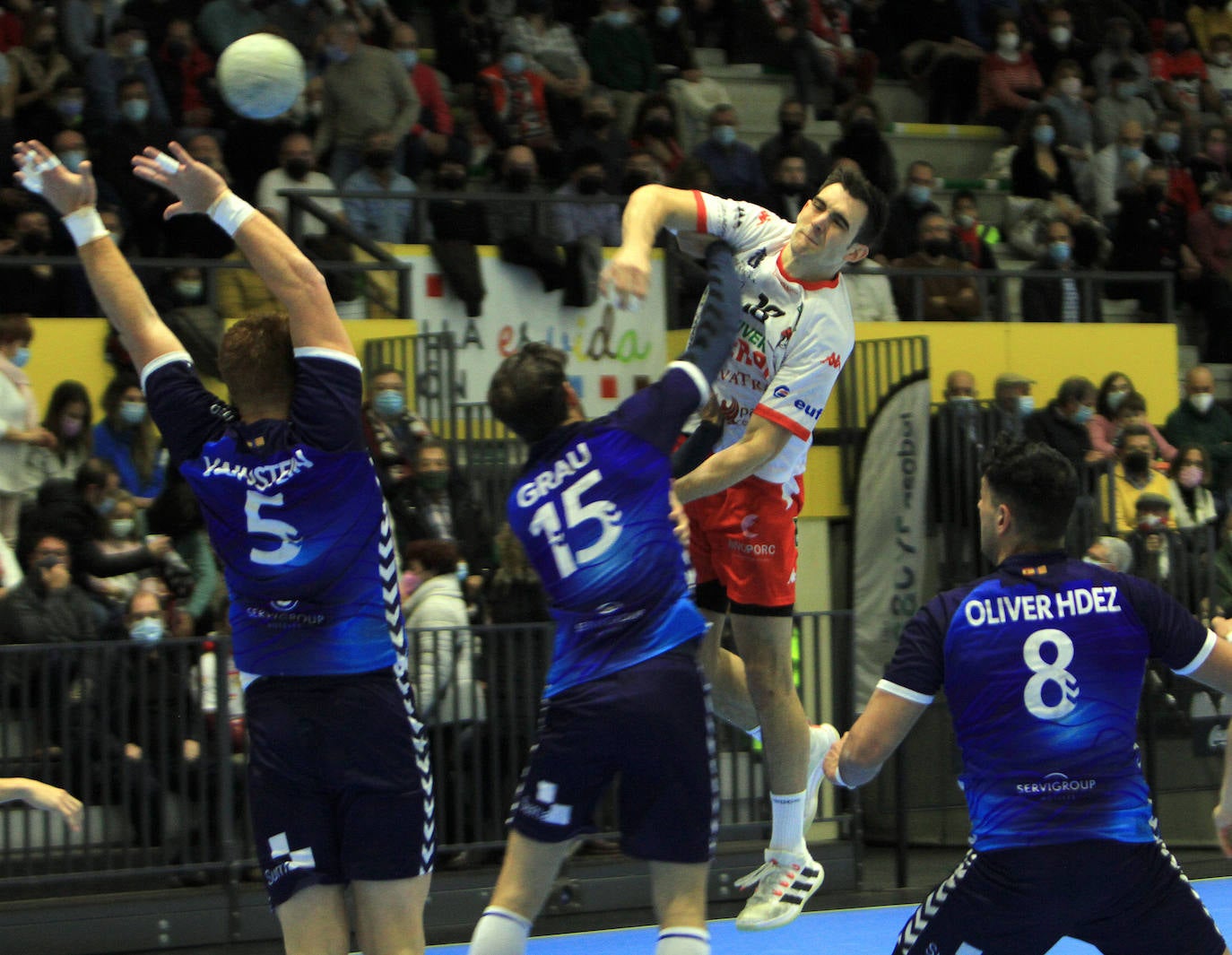 Partido entre el Balonmano Nava y el Benidorm.