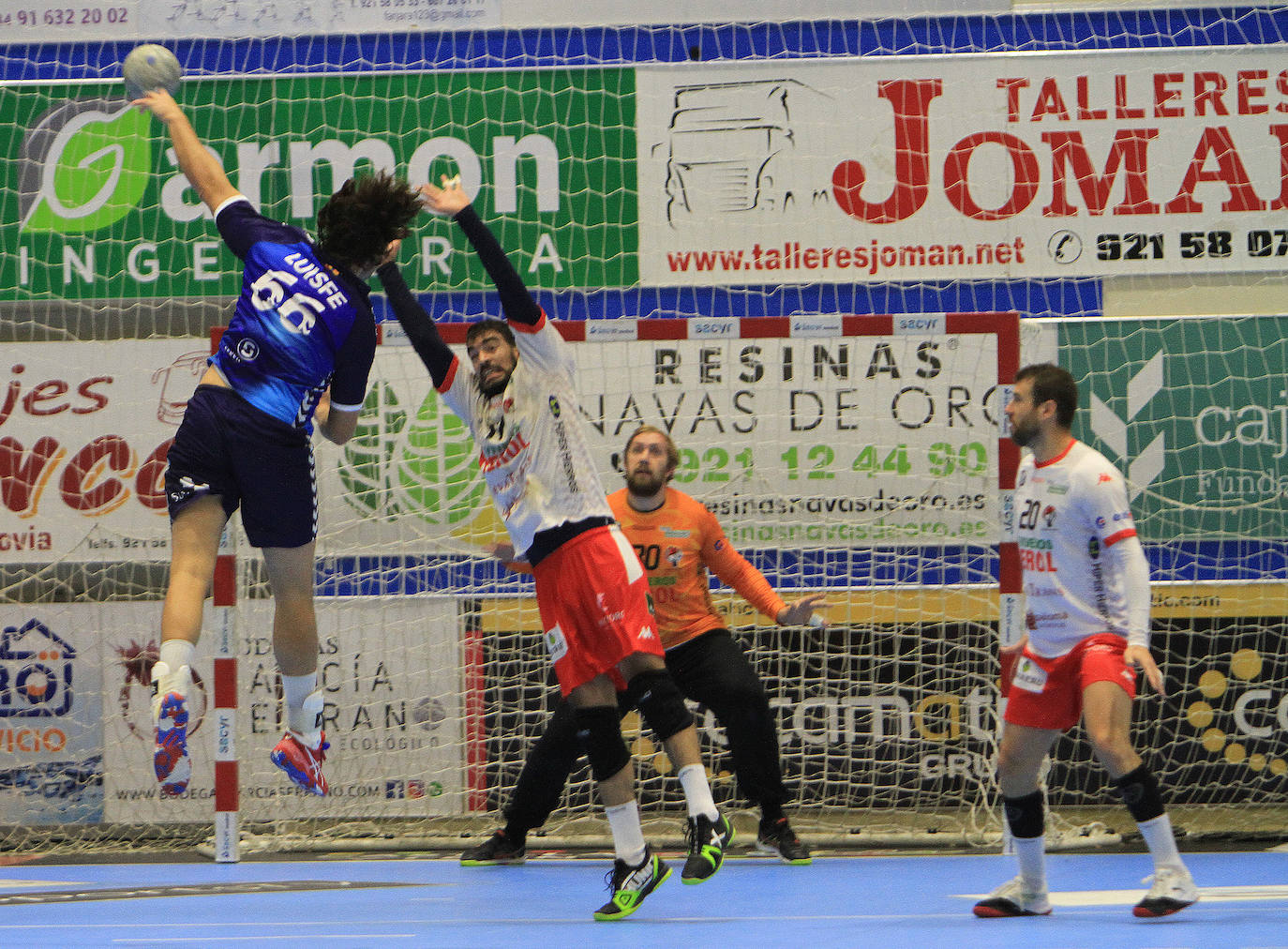 Partido entre el Balonmano Nava y el Benidorm.