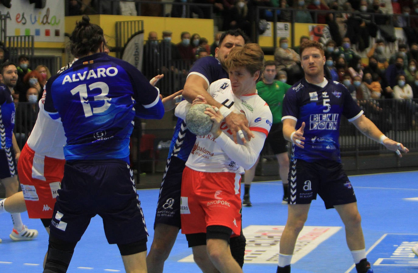 Partido entre el Balonmano Nava y el Benidorm.