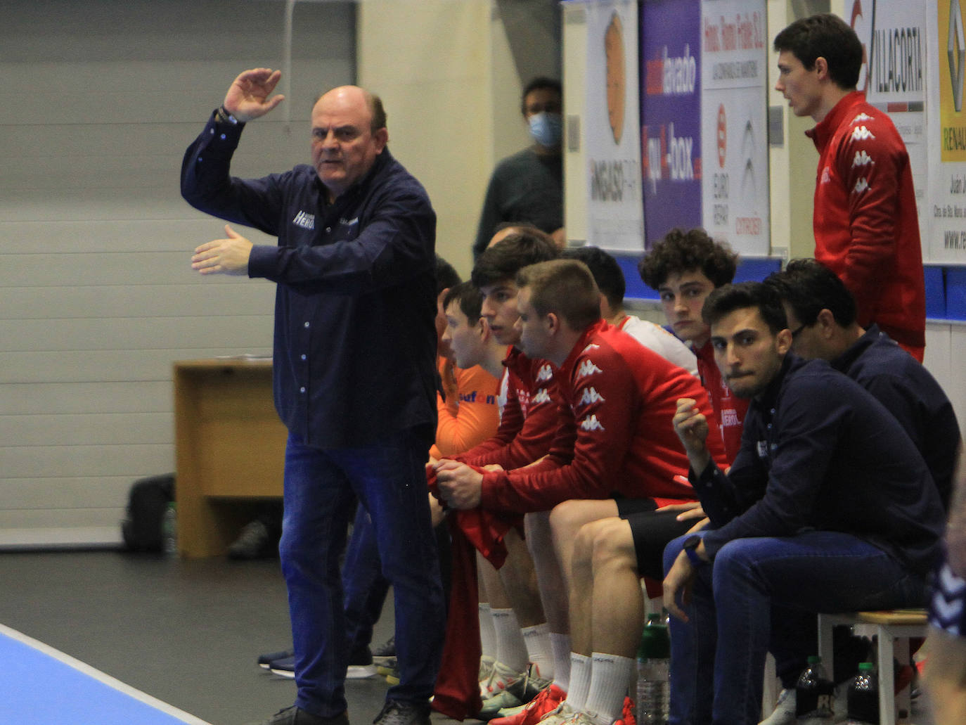 Partido entre el Balonmano Nava y el Benidorm.