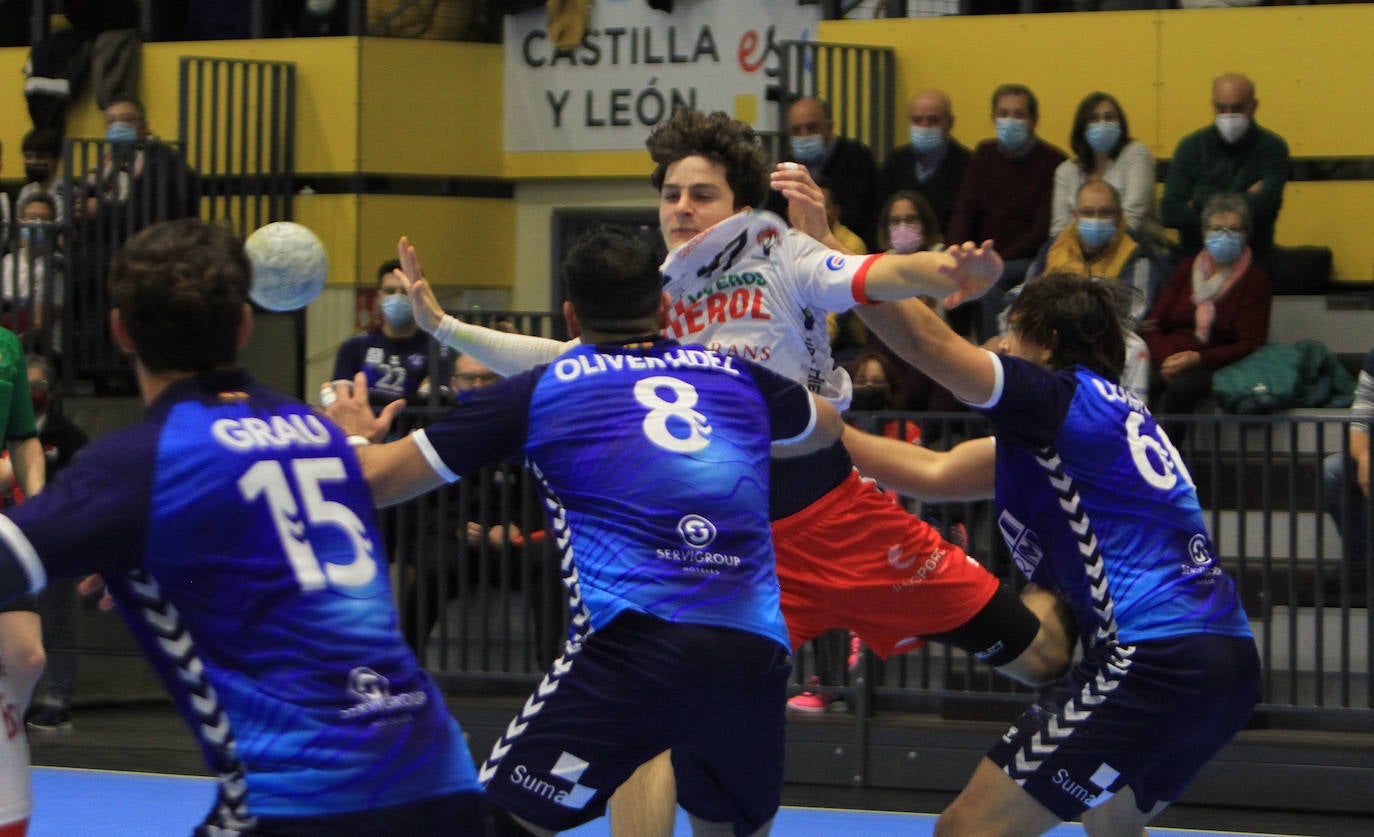 Partido entre el Balonmano Nava y el Benidorm.