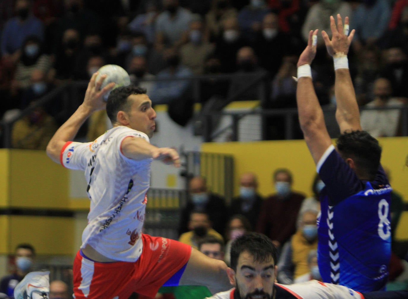 Partido entre el Balonmano Nava y el Benidorm.