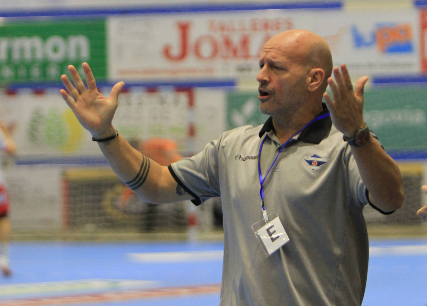 Partido entre el Balonmano Nava y el Benidorm.