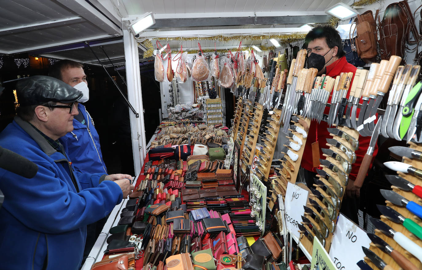 Fotos: La artesanía navideña se apodera de la Plaza Mayor