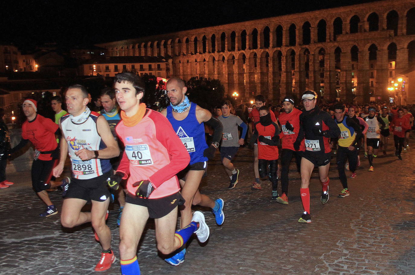 Participantes en la Carrera de Fin de Año, en la subida de la cuesta de San Juan durante una edición anterior.