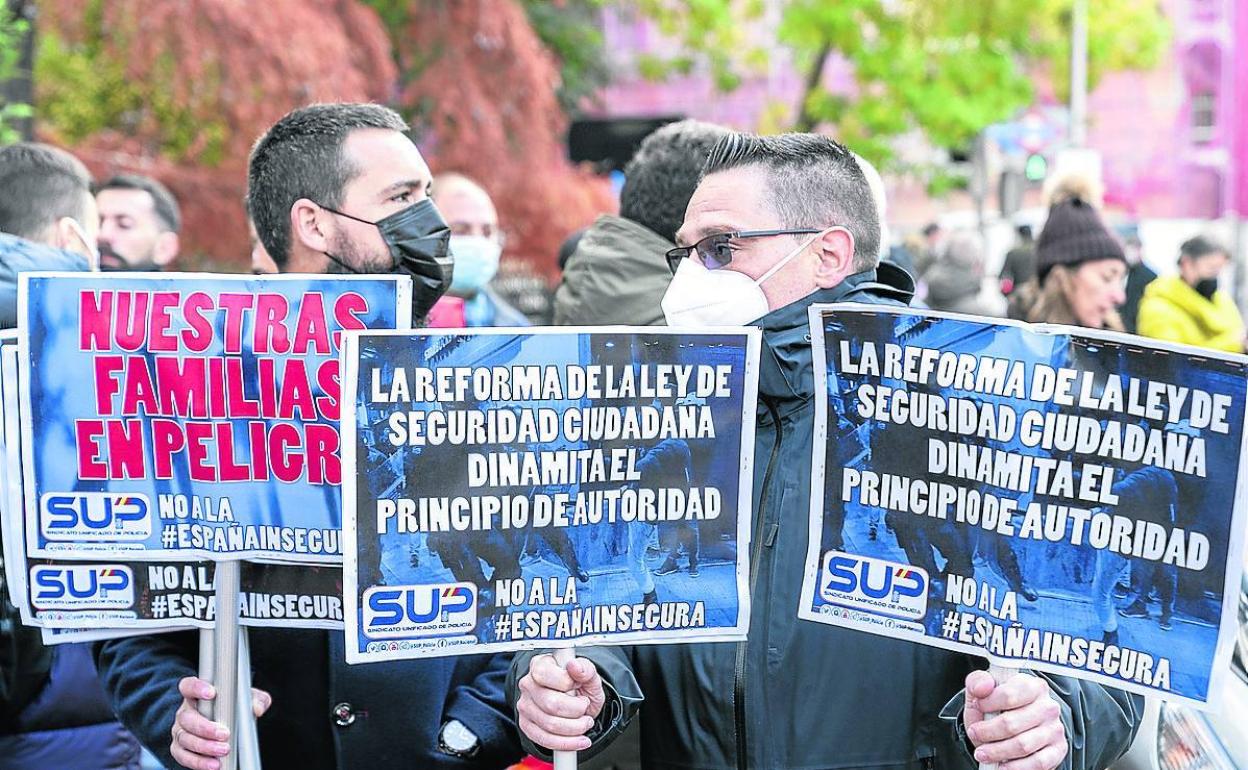 Manifestantes contra la reforma de la ley mordaza en Madrid. 