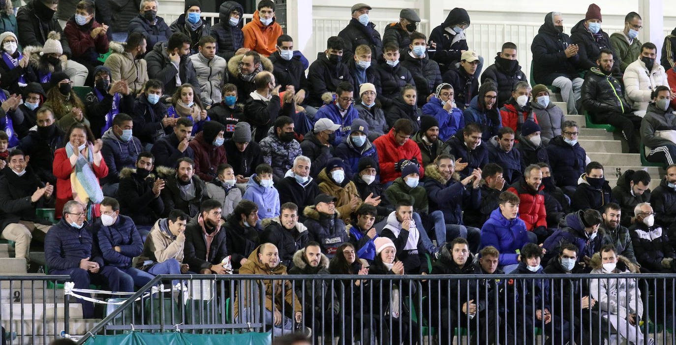 Grada de La Albuera, practicamente llena, durante el encuentro entre el Alavés y el Unami.