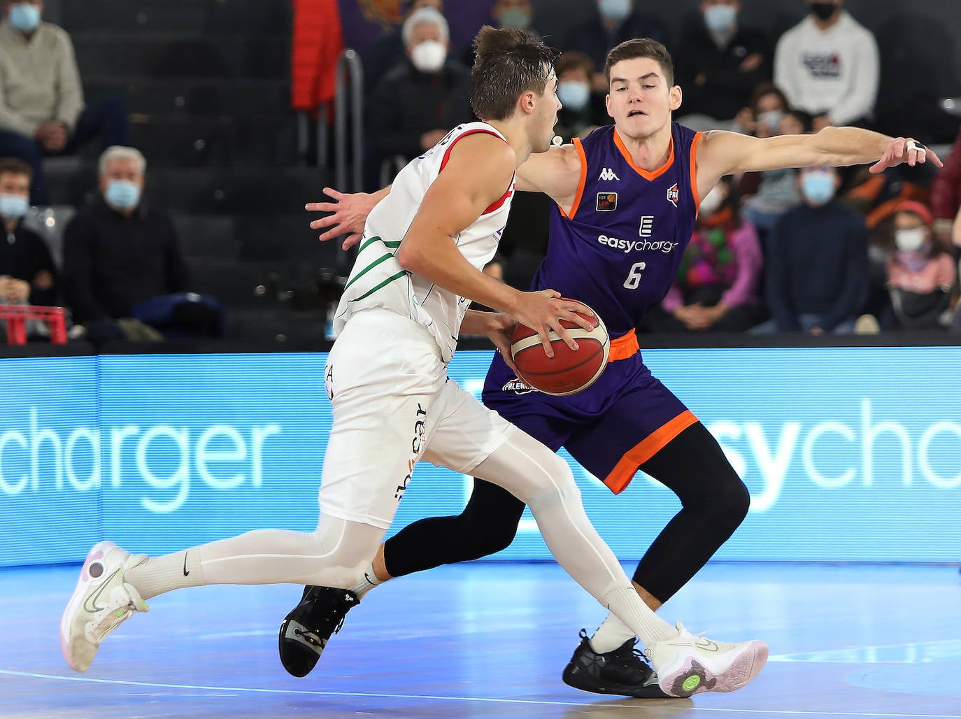 Fotos: Triunfo morado sobre la bocina (76-74)
