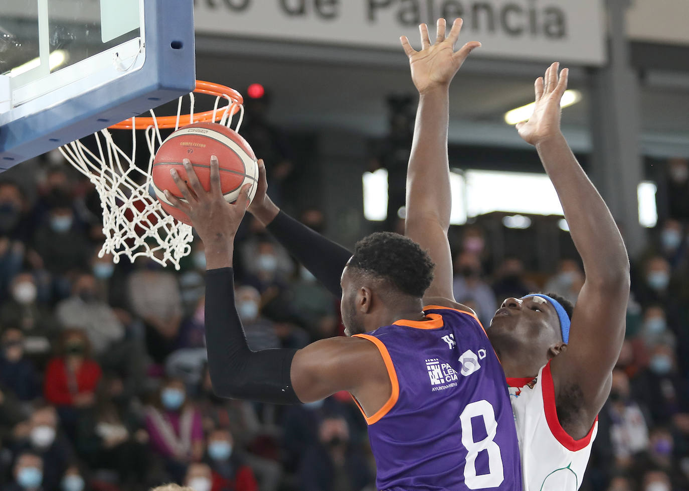Fotos: Triunfo morado sobre la bocina (76-74)
