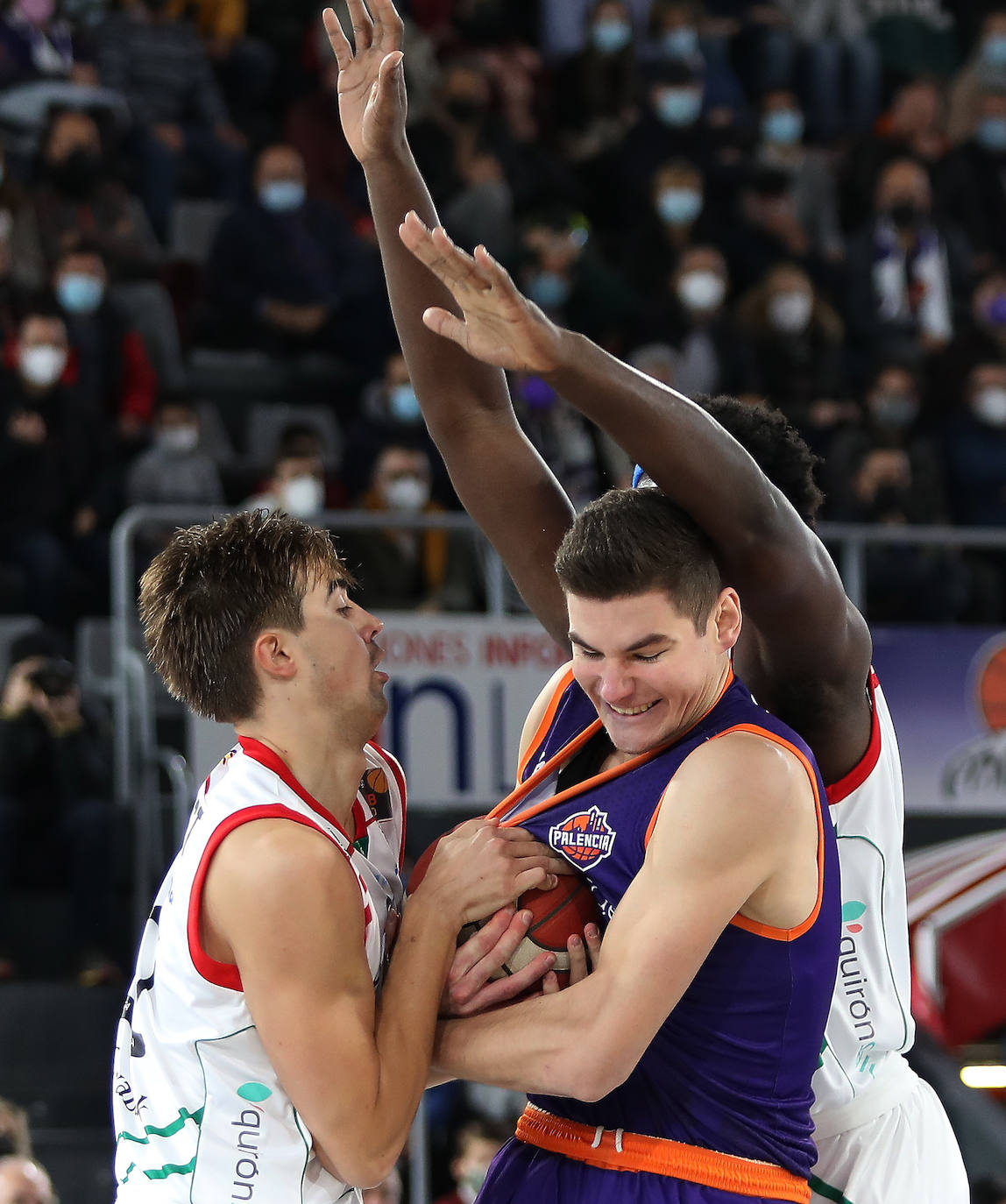 Fotos: Triunfo morado sobre la bocina (76-74)