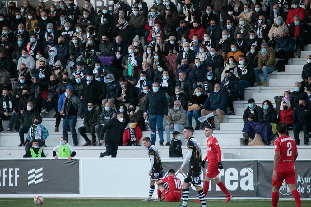 Asientos azules y bufandas y gorros blanquinegros y blanquirrojos como elementos protagonistas de una fría tarde en el Reina Sofía 