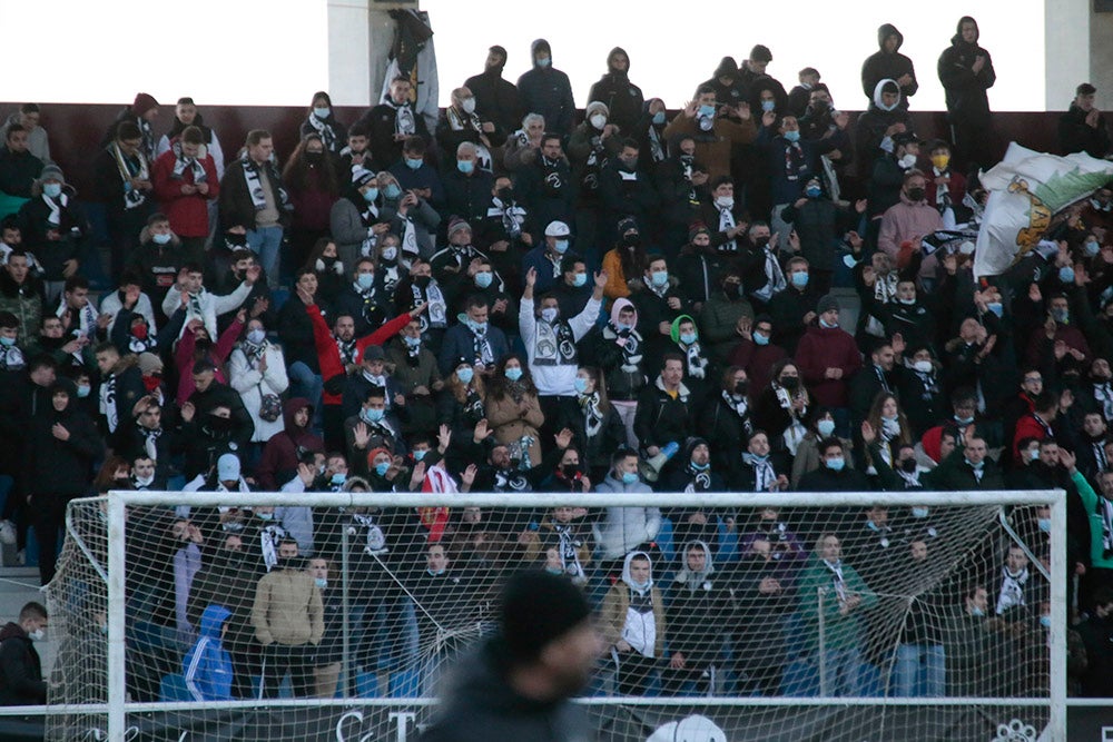 Asientos azules y bufandas y gorros blanquinegros y blanquirrojos como elementos protagonistas de una fría tarde en el Reina Sofía 