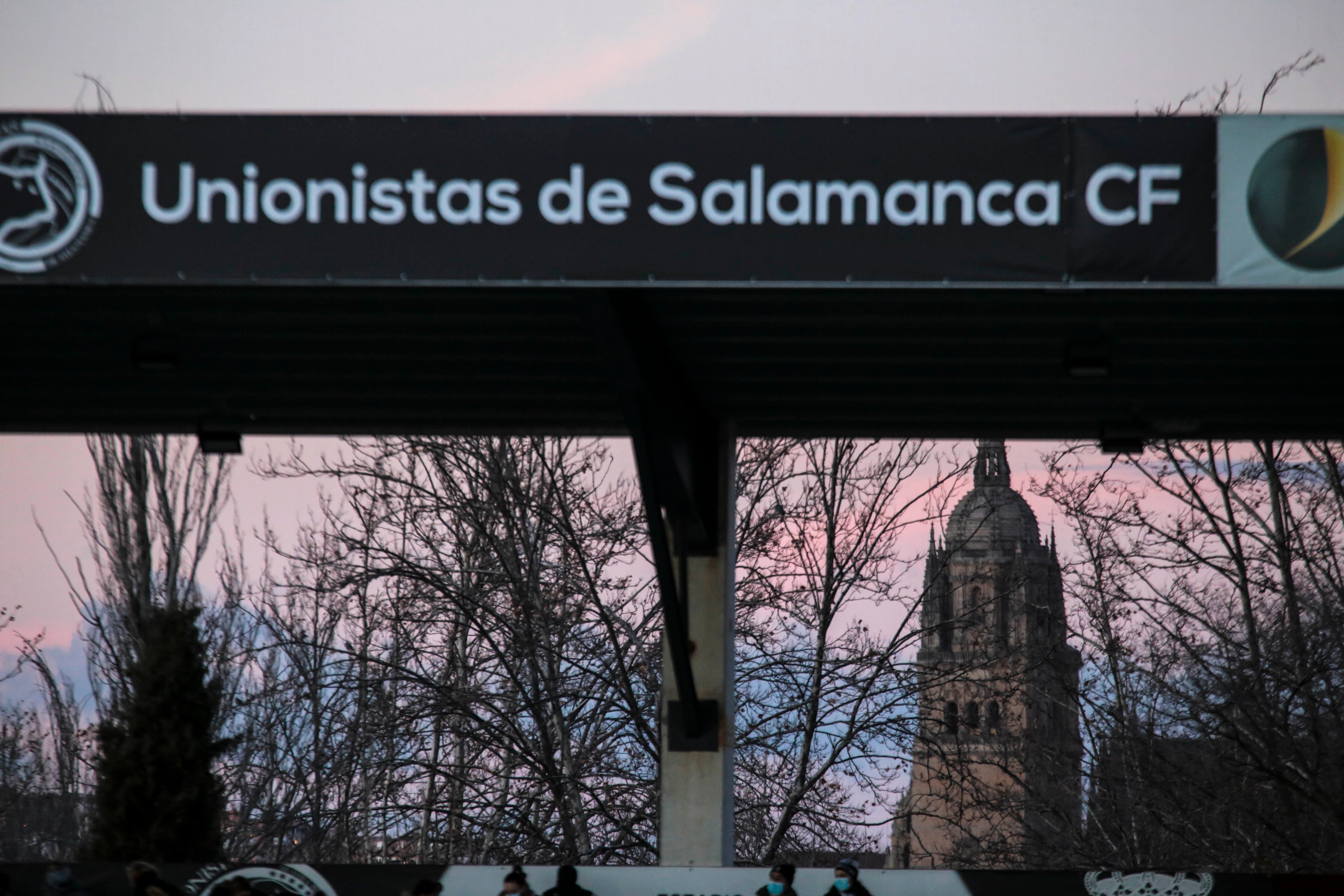 Asientos azules y bufandas y gorros blanquinegros y blanquirrojos como elementos protagonistas de una fría tarde en el Reina Sofía 