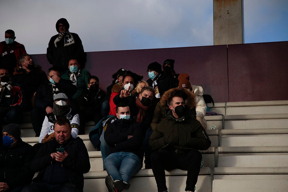 Asientos azules y bufandas y gorros blanquinegros y blanquirrojos como elementos protagonistas de una fría tarde en el Reina Sofía 